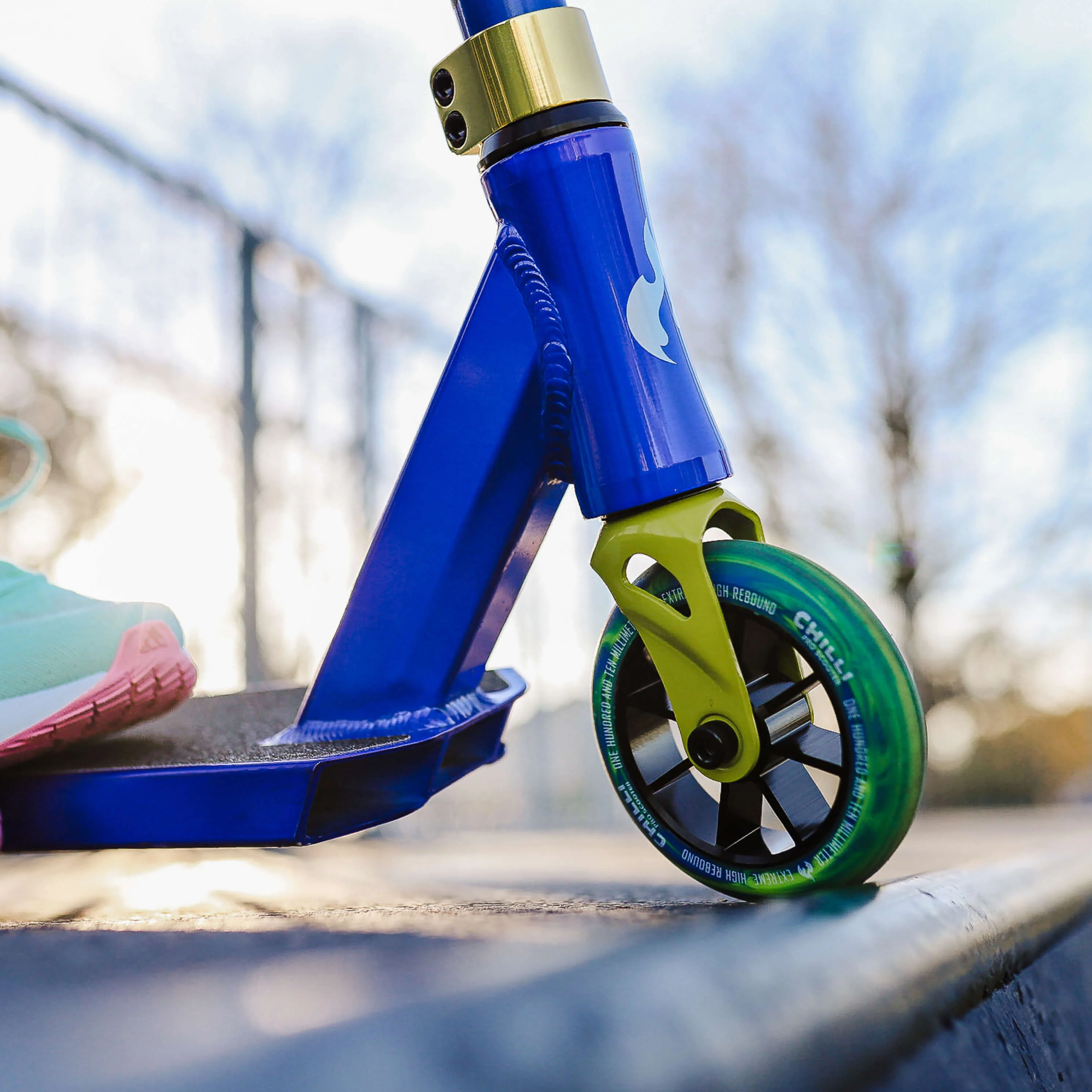 Chilli Base S Jumpstart Stunt Scooter: Blue/Yellow - Image 6