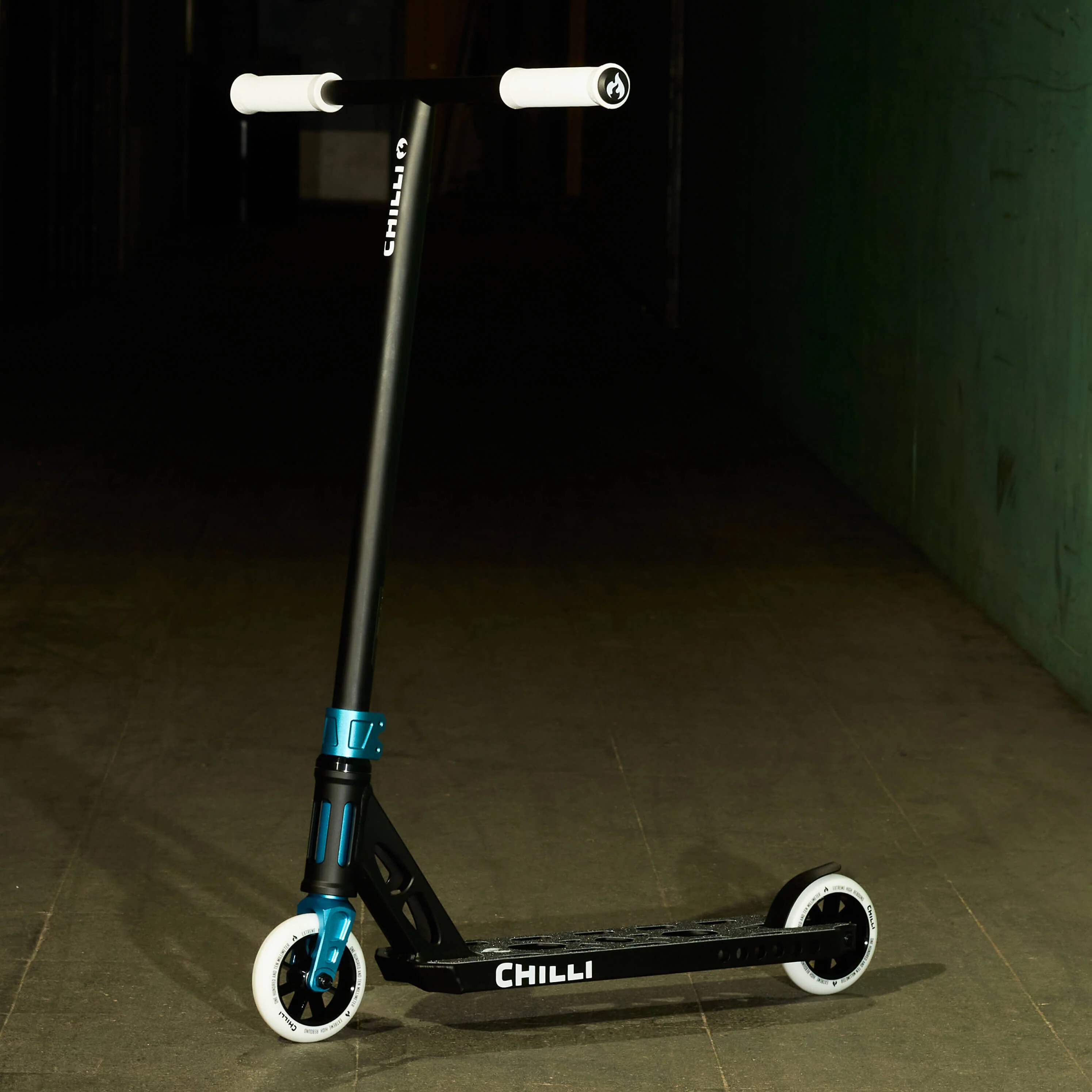 Chilli Ventus Stunt Scooter: Black/White - Image 6