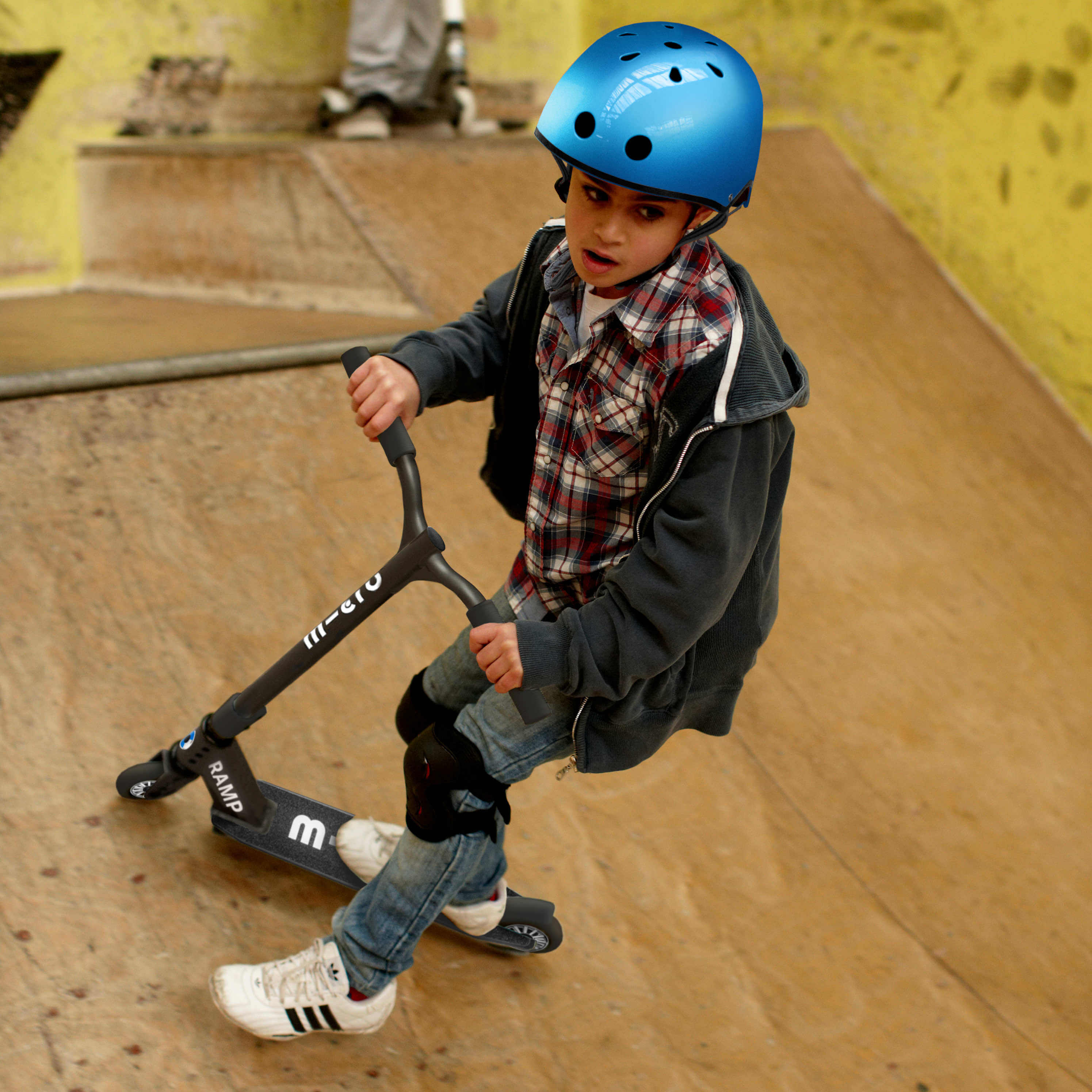 Micro Ramp Tricks Scooter: Black - Image 6
